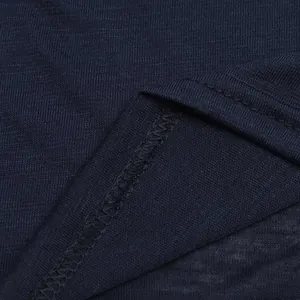 Detalle en primer plano de las costuras finas y la textura del tejido de punto azul marino