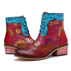 Vue détaillée de bottines rétro ethniques à fleurs avec lacets bleus et finitions soignées