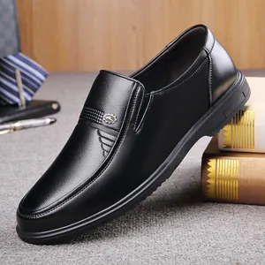 Mocassini classici in pelle nera da uomo con suola morbida e design confortevole