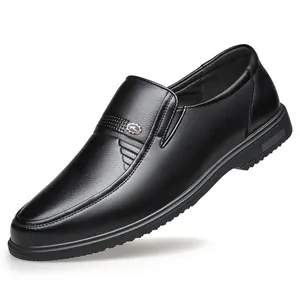 Scarpe casual da uomo in pelle nera slip-on con texture a grana morbida