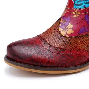 Gros plan détaillé de bottes de cow-boy en cuir pour femmes avec imprimé floral vintage