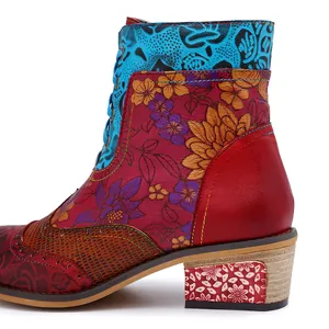 Vue détaillée de bottines rétro à fleurs ethniques avec talon bloc et surpiqûres