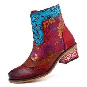 Vue détaillée de bottines ethniques rétro pour femmes avec imprimé floral coloré et lacets