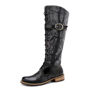 Vista detallada de botas altas con cordones retro con estampado de árboles y hebilla