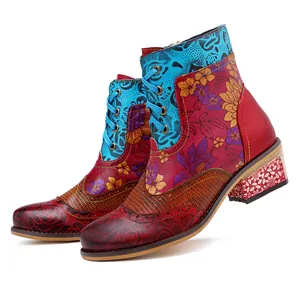 Vue détaillée des bottines rétro pour femmes avec imprimé floral de style ethnique et lacets