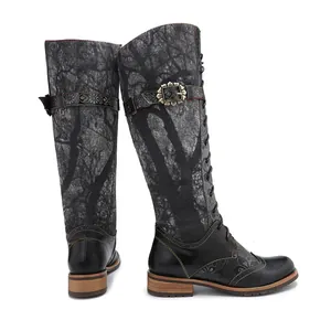 Vista detallada de botas altas de mujer de estilo vintage con estampados y cordones