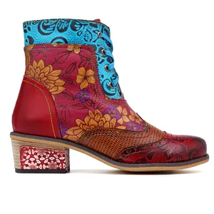Vue latérale de bottines bohèmes vintage à imprimé fleuri avec détails de lacets colorés.