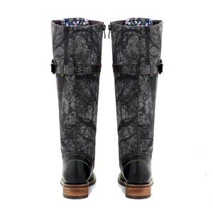 Vista posterior detallada de botas altas para mujer con estampados floraux y tacones de madera.