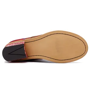 Détail de la semelle en caoutchouc et du talon à fleurs des bottes rétro