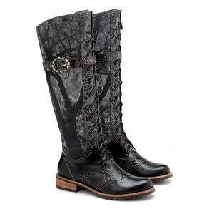 Vista detallada de botas altas planas para mujer con estampado floral oscuro y cordones