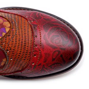 Gros plan détaillé de l'imprimé floral vintage et des motifs en relief sur une botte