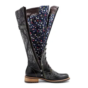 Vista detallada de botas altas de moto para mujer con forro floral y cremallera lateral