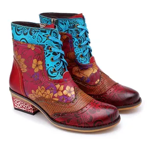 Gros plan de bottes pour femmes de style ethnique vintage avec des motifs floraux colorés