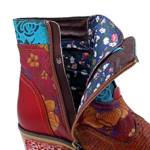 Gros plan de bottes rétro à imprimé floral ethnique avec fermeture éclair et motifs