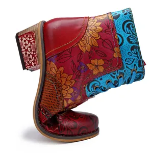 Bottine femme style ethnique rétro à fleurs montrant la flexibilité de la semelle.