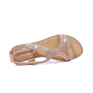 Elegante roségouden platte sandalen met sprankelende strasbandjes en een ronde neus