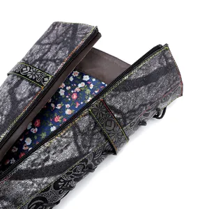 Detalle del forro floral y tejido oscuro texturizado en una bota de estilo motero.