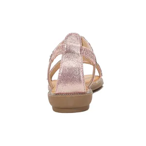 Achteraanzicht van roze glitter sandalen voor dames met comfortabele zachte platte zool
