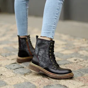 Vue détaillée de bottines gothiques à lacets portées sur une rue pavée rustique et sombre