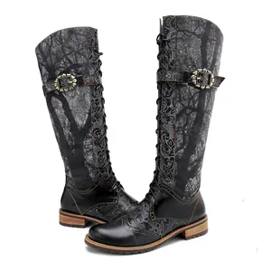 Botas altas estilo moto vintage con motivos florales oscuros y cordones delanteros