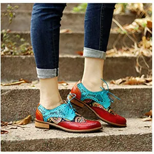 Nahaufnahme von Vintage-Lederschuhen mit Farblock-Print auf Steinstufen