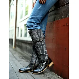 Botas altas planas estilo moto con tela floral vintage y un diseño de cordones único