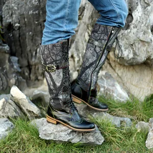 Botas altas planas con cordones para mujer con patrón vintage en el aire libre