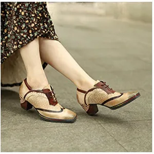 Detail von Vintage-Lederschuhen im Color-Block-Design mit Muster und Blockabsatz