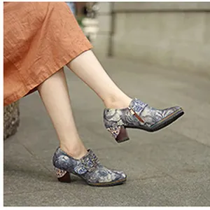Detailansicht der Vintage-Lederschuhe mit Blumendruck, runder Kappe und Blockabsatz