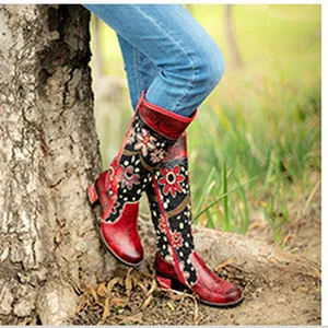 Nahaufnahme der floral bestickten Lederstiefel im Vintage-Stil mit klobigem Blockabsatz