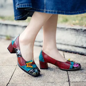 Detalle de zapatos de tacón de cuero patchwork coloridos con decoración de mariposa