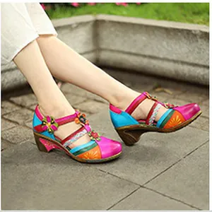 Bunte Vintage Echtleder Damenschuhe mit Blockabsatz und Blumendetails im Freien