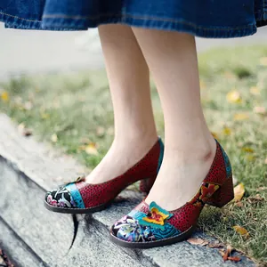 Zapatos vintage de retazos coloridos con detalle de mariposa 3D en un bello jardín