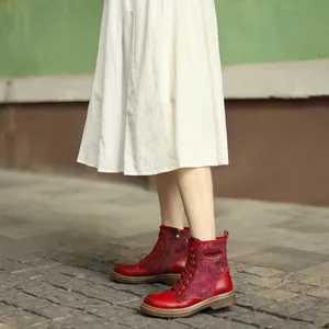 Détail de bottines gothiques rouges à lacets avec tissu à motifs dans la rue