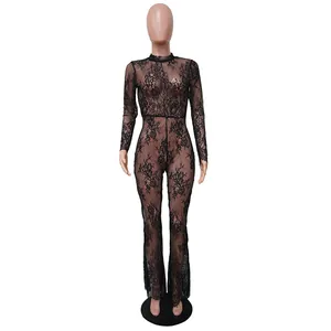 Vollständige Detailansicht eines eleganten schwarzen Overalls aus floraler Spitze