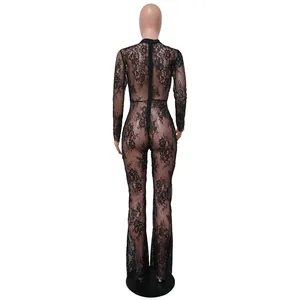 Detaillierte Rückansicht eines schwarzen, transparenten Spitzen-Jumpsuits am Model
