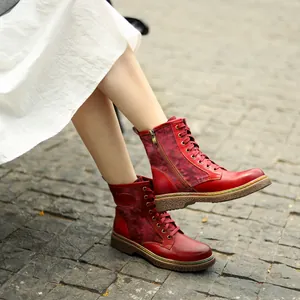 Bottes gothiques rouges vintage à lacets avec fermeture éclair latérale et détails