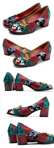 Vistas detalladas multiangulares de zapatos de salón patchwork floral con aplique de mariposa