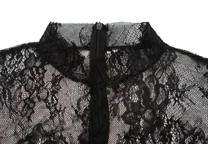 Detaillierte Nahaufnahme des Ausschnitts eines schwarzen Spitzen-Jumpsuits mit Reißverschluss