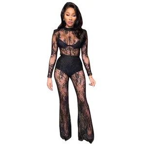 Detailansicht eines sexy schwarzen Jumpsuits aus durchsichtiger Spitze mit langen Ärmeln.