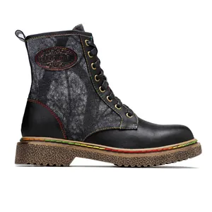 Vue latérale de bottes de moto gothiques noires avec surpiqûres colorées et textile délavé