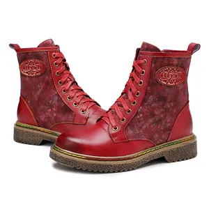 Vue détaillée macro de bottines plates gothiques rouges vintage avec logo embossé.