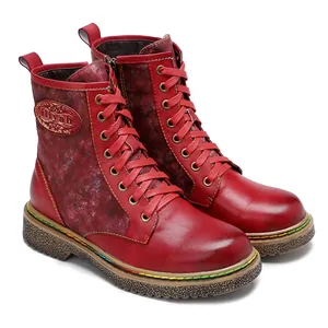 Vue détaillée de bottines gothiques rouges à lacets avec empiècements en toile motif