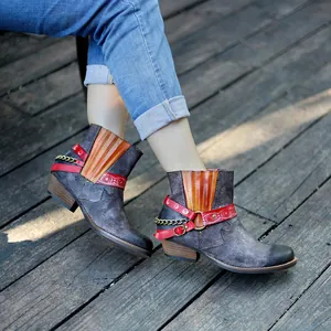 Bottines western pour femmes avec finition cuir givré et lanières rouges décoratives.