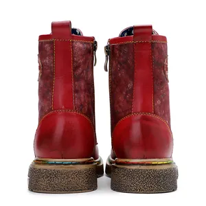 Vue arrière détaillée de bottines rouges style gothique avec coutures contrastées