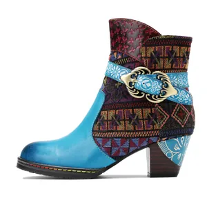 Dettaglio di stivaletti bohemian vintage con patchwork di pelle e tessuto etnico