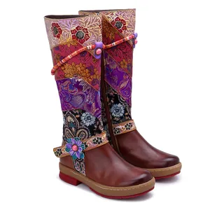 Λεπτομερής πλάγια όψη vintage boho μπότες με φλοράλ σχέδιο και άνετη επίπεδη σόλα.