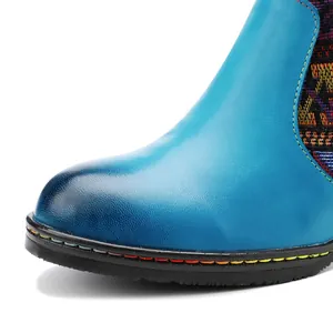 Dettaglio ravvicinato di stivali da donna in stile retrò etnico patchwork colorato