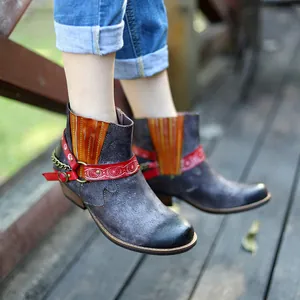 Détail de bottines de cowboy en cuir vieilli faites main avec des broderies colorées