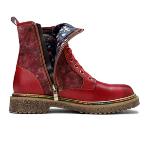 Détail de bottes de moto rouges rétro avec doublure florale et fermeture éclair latérale